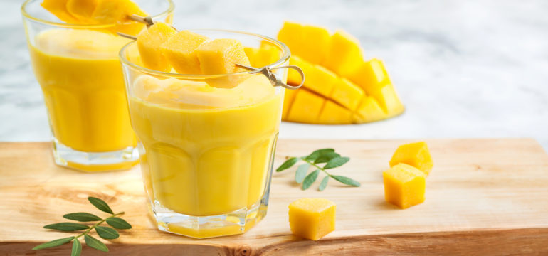 Mango-Orangen Smoothie mit Mangostücken