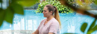 Frau bei Meditation vor Lagune