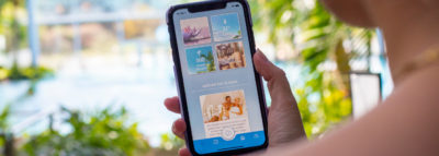 Frau bedient App auf dem Handy